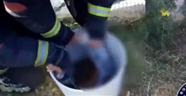 لحظة إنقاذ صبي علق داخل أنبوب صرف في إسبانيا (فيديو)