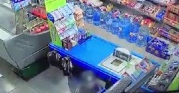 أطفال يسرقون محلا  بطريقة ماكرة (فيديو)