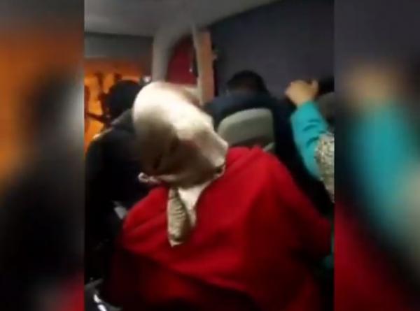 لحظات رعب عاشها ركاب حافلة بسبب أحداث الشغب الخطيرة بعد مباراة الجيش والرجاء (فيديو)