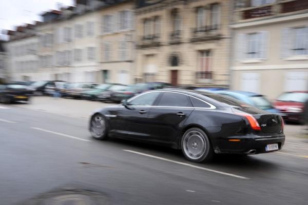 جاكوار XJ لعام 2016.. سيارة صالون فاخرة مفعمة بالرفاهية