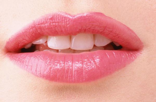 شفاه وردية طبيعيا