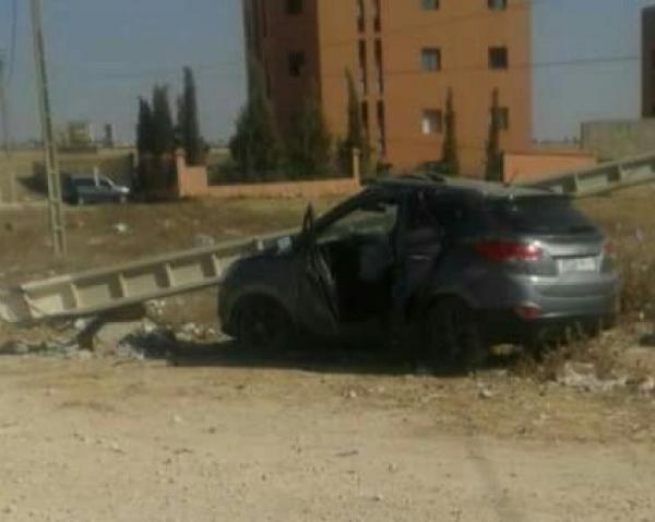 اصطدام سيارة بعمود كهربائي يسفر عن إصابة شخصين بجروح بليغة بـ"إبن أحمد"
