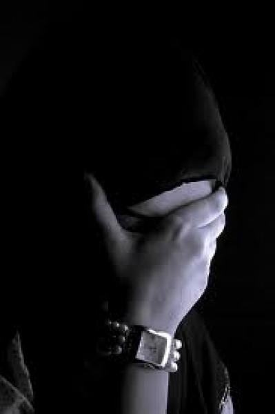 كويتية تنشر صور ابنة زوجها على الإنترنت عقابا لها