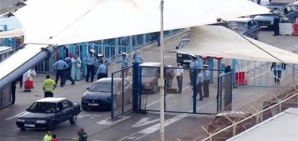 مهاجر مغربي يستعمل هذه الحيلة لتهريب المخدرات عبر باب سبتة ولكن..