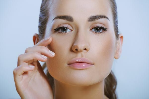 بشرة مشدودة بعناصر طبيعية