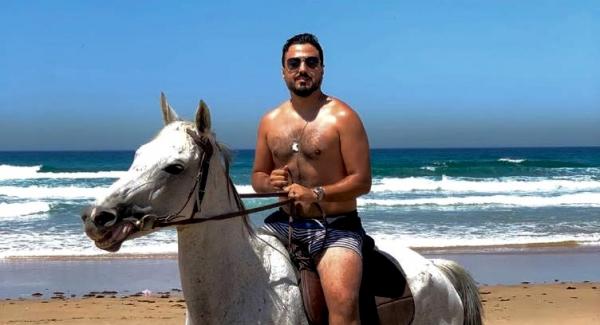 هل توقف "دوزيم" برنامجه: لعنة "شاطئ طنجة" تلاحق "العلالي" وهذا ما قام به لامتصاص غضب المحتجين