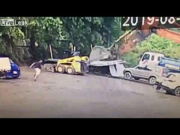 موظف ينتقم من مديره بطريقة قاسية (فيديو)