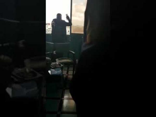 بالفيديو: شرطي ينقذ شابا من الانتحار حرقا داخل عيادة طبية بالرباط