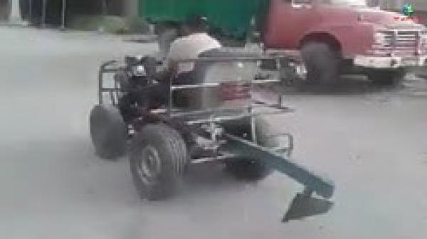 مغربي يصنع دراجة نارية رباعية تجر محراثا مثل الجرار