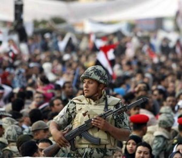 جيش مصر جاهز للتدخل إذا عجز ساستها عن حل خلافاتهم