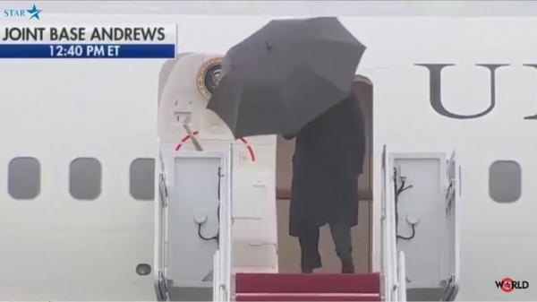 بالفيديو: ترامب يفشل في إغلاق مظلته ويثير موجة من السخرية