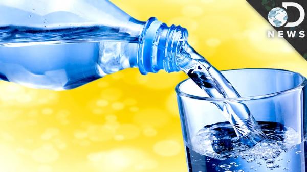 بالفيديو: لماذا يتغير طعم كوب الماء الموضوع بجانب السرير في الصباح؟