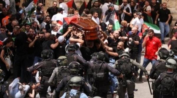 إسرائيل تعتقل حامل نعش الصحافية "شيرين أبو عاقلة"