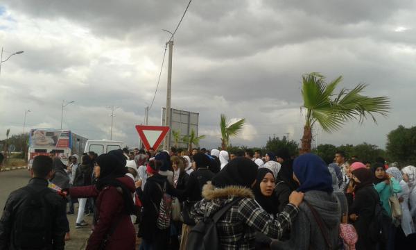 تلاميذ جماعة الدراركة يخرجون للشارع للتنديد بالإنفلات الأمني الخطير (صور)