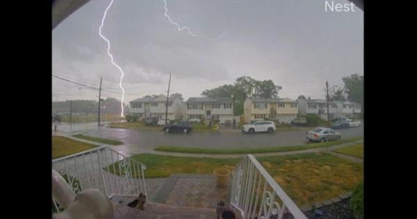 نجا بأعجوبة من صاعقة برق قوية (فيديو)