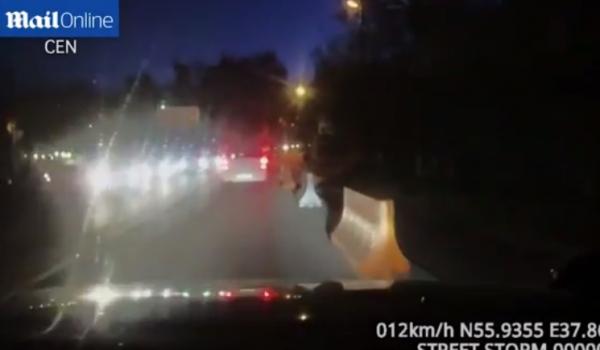 بالفيديو: لحظة سقوط مريض من سيارة إسعاف