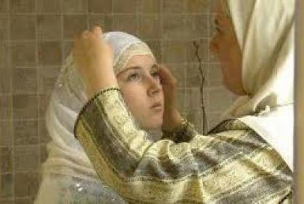 فتاة تطلب من أمها أن تسمح لها بالزنا... والأم توافق بشروط !!!