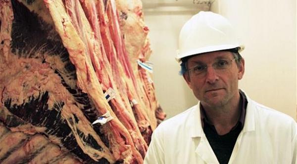 مقدم تلفزيوني يتناول حلوى مصنوعة من دمه