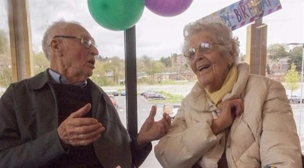 عجوزان يخرجان في أول موعد غرامي بعمر 100 عام