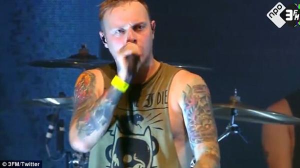 بالفيديو .. مطرب يوقف حفله لمشاهدة شاب يتحرش بفتاة