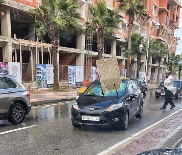 الرياح القوية تتسبب في سقوط قطعة حديدية على الزجاج الأمامي لسيارة وهذا مصير السائق (فيديو)