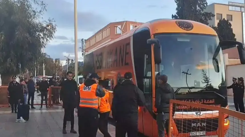 لحظة وصول لاعبي بيراميدز المصري إلى الملعب البلدي ببركان على متن حافلة النهضة البركانية