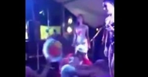 بالفيديو.. شاهد ماذا فعلت امرأة لزوجها بعد مغازلته راقصة أمامها