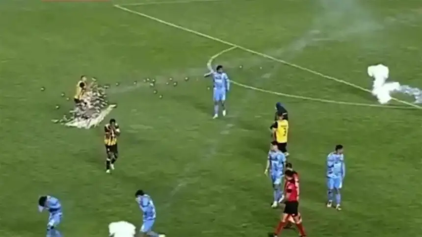 بالفيديو...إصابة لاعب كرة بألعاب نارية أثناء الاحتفال بهدف الفوز⁣