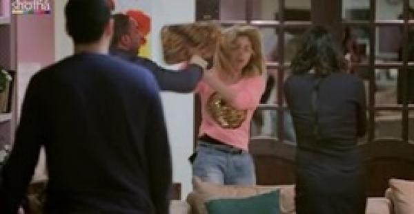 بالفيديو.. شقيقة عريس ترشق العروس بطبق الحلويات