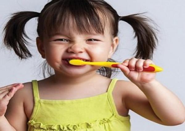 انتقال تسوس الأسنان عن طريق اللعاب للأطفال