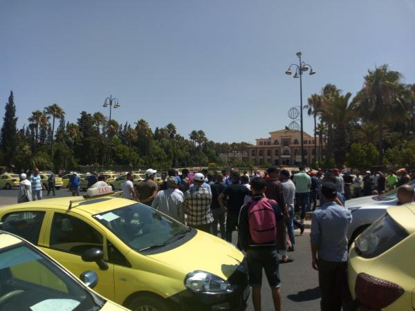 وقفة احتجاجية لسائقي الطاكسيات تتحول إلى قطع للطريق ومشادة مع رجال السلطة بسطات (صور+فيديو)