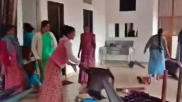 نساء يحطمن متجرا للخمور في الهند، وهذا هو السبب !!