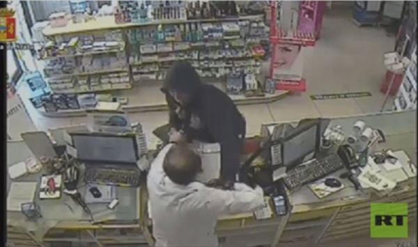 إيطالي يقدم هدية قيمة لمهاجر مغربي بسبب شهامته النادرة