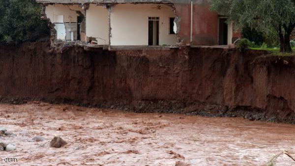 تنكرفا المنسية : عزلة تامة عن العالم والسكان يفرون الى الجبال وأودية تخترق المنازل