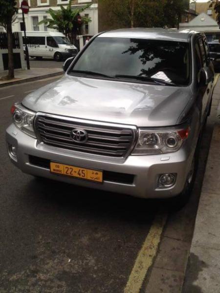 الفيسبوكيون يتداولون صور لسيارة دبلوماسية مغربية حررت الشرطة البريطانية مخالفة في حقها –الصور-