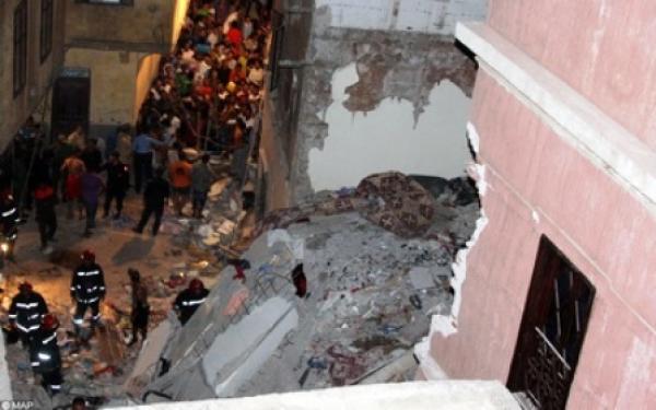 منزل ينهار على رؤوس ساكنيه بالدار البيضاء وأنباء عن وجود ضحايا تحت الأنقاض