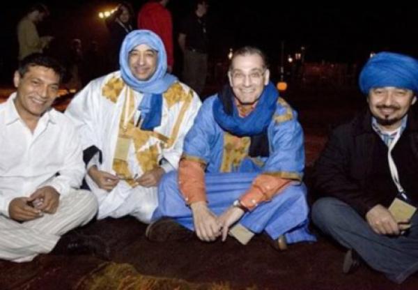 السفير الامريكي السابق إدوارد غابرييل (الثاني من اليمين) بالزي الصحراوي الأزرق