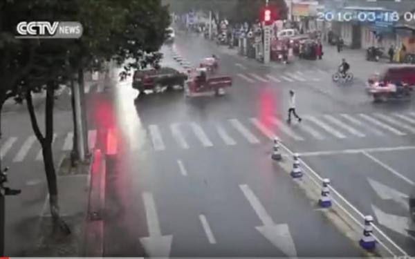 بالفيديو: إنقاذ شابة من تحت سيارة دهستها خلال 48 ثانية