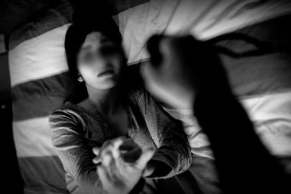 إختطاف واغتصاب فتاة قاصر يقود شخصين للاعتقال وهذه التفاصيل المثيرة