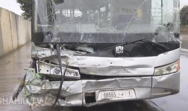 حافلة نقل حضري تصطدم بحافة الطريق وتدهس سيارة صغيرة بتمارة