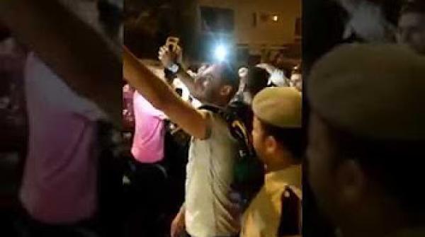 ‫فيديو مثيـــر..بنكيران ينزل الى الشارع مباشرة بعد صلاة التراويح