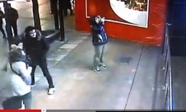 بالفيديو ...إنهيار فجائي لحوض أسماك في مركز تجاري بالصين