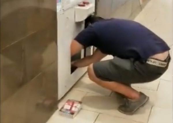 بالفيديو.. رجل "يحشر" طفلا داخل آلة لسرقة أجهزة نينتندو