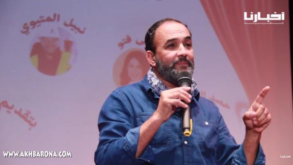 "رشيد الوالي" يحكي قصته مع عاملة نظافة ويذرف الدموع وسط تصفيقات الحاضرين