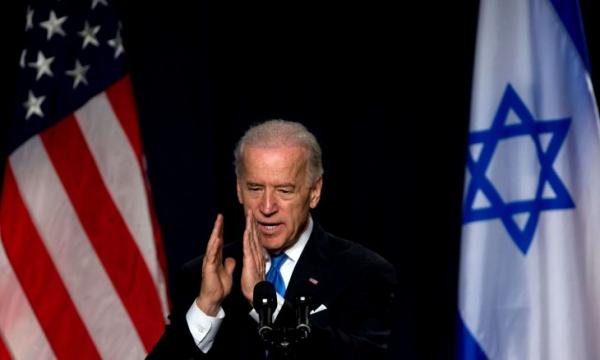 ضجة بالولايات المتحدة بعد انتشار صورة للرئيس "بايدن" وهو راكع خلال استقبال مسؤولين إسرائيليين