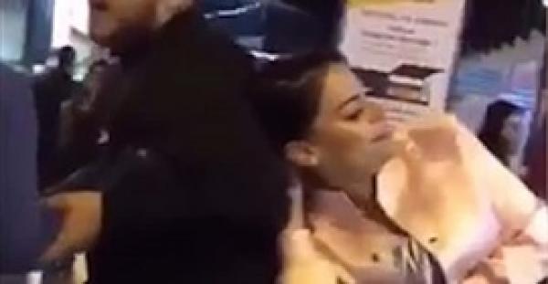 امرأة تمسك بزوجها وعشيقته في المطار (فيديو )