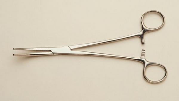 أطباء ينسون ملقطاً جراحيا في بطن مريضة لمدة 5 سنوات