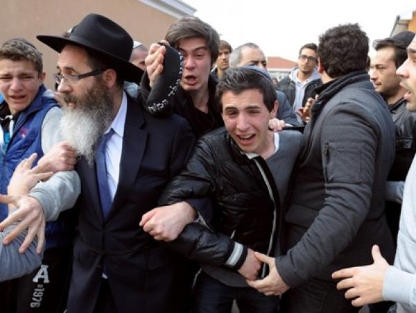 وزير الداخلية الفرنسي: بصمات القاعدة واضحة في هجوم \'تولوز\'