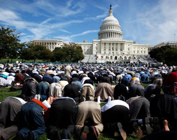 قمة العنصرية : القضاء الأمريكي يشرعن مراقبة المسلمين وتتبعهم