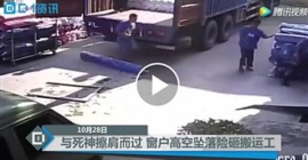 بالفيديو.. عامل ينجو بأعجوبة بعد سقوط نافذة بجواره تماما